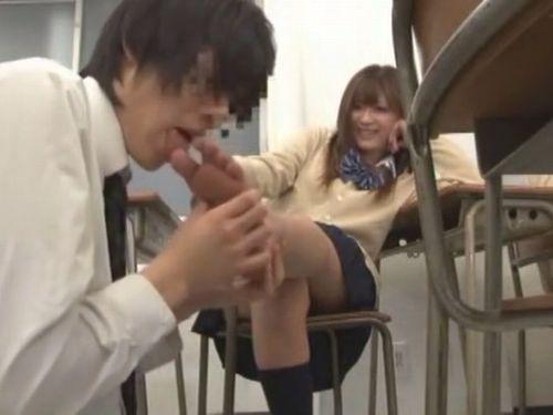 【さとう遥希】足舐めさせてクラスメイトの男を奴隷化する女子校生！逆らえば友達でも躾けた奴隷たちにレ●プさせる女王様の教室！
