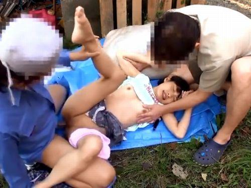 【初芽里奈】絶叫して助けを求めても誰にも届かない山奥で無毛娘に容赦ない男たちが群がり輪●レ●プ！