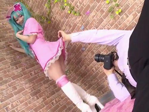 【倉多まお】ミニスカート捲っても怒らないコスプレイヤーに要求エスカレートｗどこまでヤれる？おさわり個人撮影会【初音ミク】