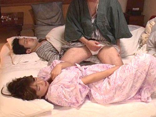 【紗倉まな】媚薬盛られて夫の寝てる傍でムラムラｗｗｗ義父の勃起チ○ポ見せつけられ挿入懇願する若妻！キメセクNTR！