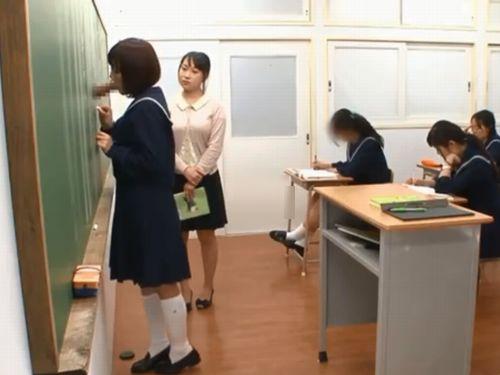 教師に指名され黒板から飛び出るチ○ポをおしゃぶりしながら解答！『都立しゃぶりながら女子校』の授業風景