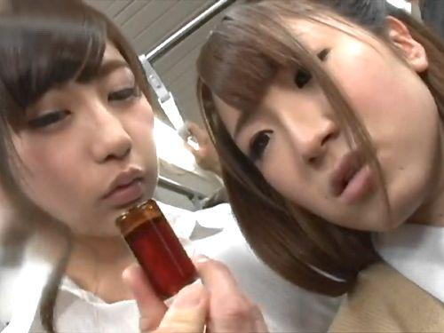 【白鳥ゆな／優愛】媚薬を口に含んでベロチュー口移しｗｗｗ満員電車で気弱そうなJKを強制発情させ舌まで超敏感！レズ痴漢！