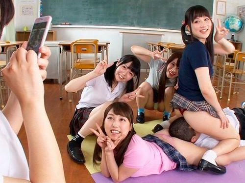 リコーダーを舐めてた変態に制裁！ミニスカで剥き出しの太ももで押さえ付けプリプリのお尻で乗っかり顔面騎乗！