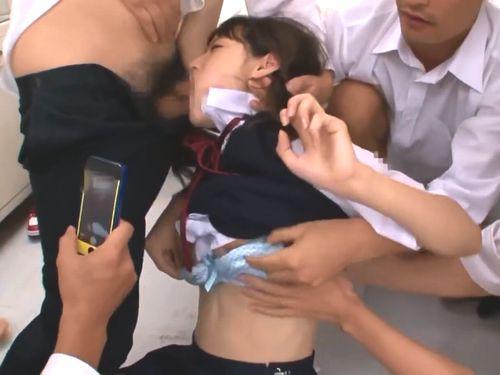 【天使もえ】抵抗できないイラマチオ地獄！脅されてる初恋の幼馴染を助けるためにDQN集団に立ち向かってしまった女子校生！