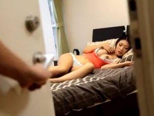 【小早川怜子】修理業者にオナニー姿を覗かせ襲わせる淫乱妻！欲求不満なカラダを激しく責められ潮吹き絶頂NTRセックス！