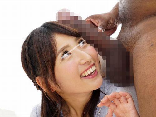 一般黒人男性の悩みを素人女子大生が解決！顔よりも大きいデカチンを咥えて顎が外れてしまいそうになりながら夢中で頬張る！