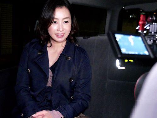 【水沢莉久】46歳熟女は元CA！前職のおかげで上品でサービス精神旺盛な奥様が性欲リミッター外して激イキ緊縛アクメ！