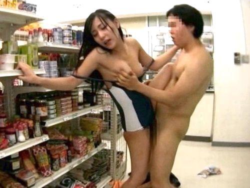 【あずみ恋】田舎の繁盛してないコンビニは露出セックスのおすすめスポットｗ万引き女子校生の学生証を没収してお仕置き中出し！