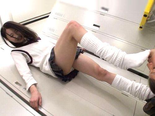 『汗でムレムレのルーズソックス臭い？』ミニスカギャルJKがパンチラ見せつけながら美脚で蹂躙ｗｗｗ痴女って脚フェチプレイ！