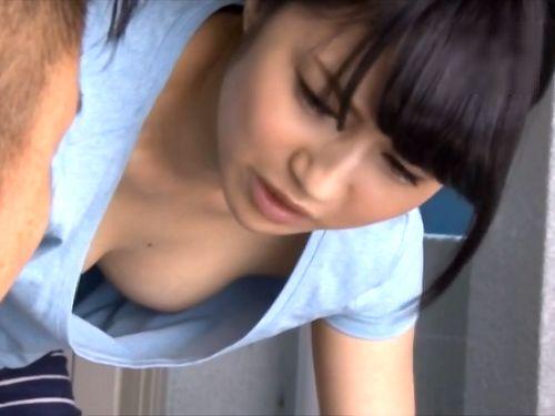 【西園寺れお】屈んだときに服の隙間から見える乳首！朝ゴミ出しする近所のノーブラ奥さんをおっぱい鷲掴みで発情させ寝取り！