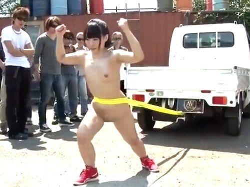 【さくらここる】全裸で軽トラ引いて筋肉アピール！マ○コでタイヤ引いて締まりをアピール！マッスル美少女よ！アナルはどうだ？