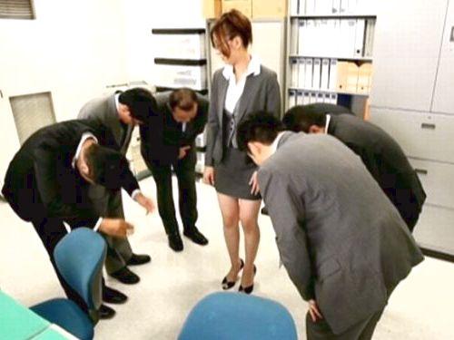 【辰巳ゆい】押しに弱い女上司に頼み込んで性処理オフィスを立ち上げ！いつでも団体でもヤらせてくれるエリートOL！