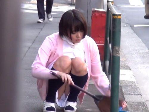 玄関先を掃除してる無防備パンチラの歯科衛生士をナンパ！恥じらい赤面しながら徐々に脱がせてなし崩しセックス！