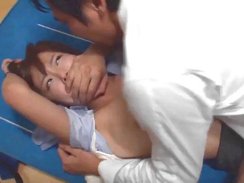 【紗倉まな】夜のバイトがバレて脅される女教師！助けを求める口を塞がれ人気のない体育倉庫で絶望レイプ！
