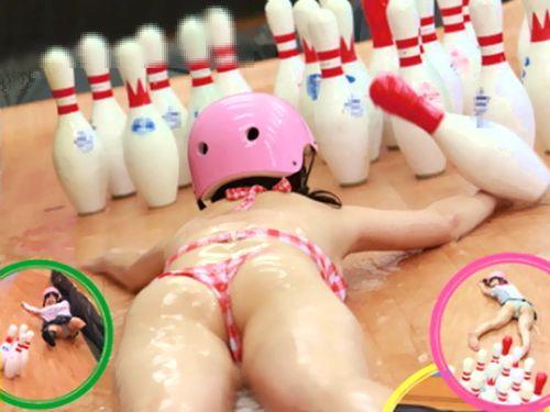 全部倒せなければスケベな罰ゲーム！ぬるぬる人間ローションボーリングで素人娘のビキニがズレておっぱいポロリ！