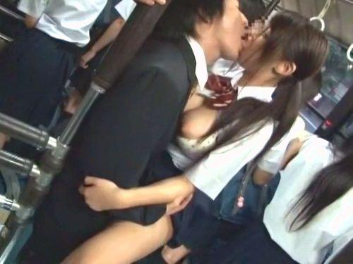 【北川瞳】周りに気づかれないようにコッソリと責める女子校生！間違えたフリして乗った女子校のスクールバスで痴女られセックス！