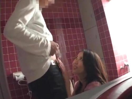 絢葉由貴  「大きくなってるよ」「・・・これが欲しかったの」童顔熟女がいやらしい目つきでチンポにロックオン！