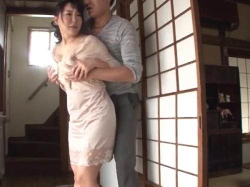 羽生ありさ 娘が横にいるのに、義理の息子に胸を揉みしだかれ、ギンギンになったチンポを押し付けられ、咥え、乳で挟み、口でザーメンを受け止める義理の母