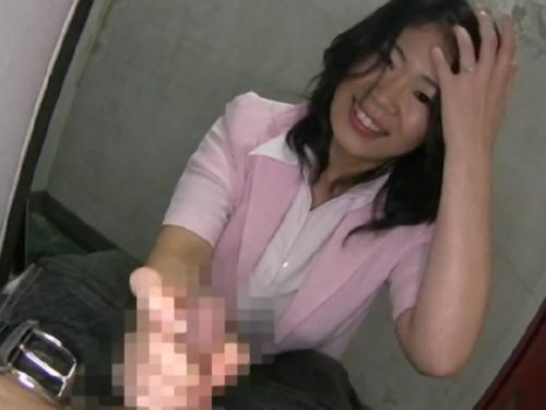 高倉ゆきの 「見てるだけでドキドキしてきちゃいます・・・」「逆に興奮してきました・・・」訪問販売のおばさんがオナホールの実演販売中に・・・