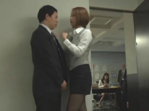 かすみりさ 栗山朋香 「会議中って・・・フェラしてもらってたでしょ？見てたんだからね」会議の最中にエッチな行為を見せつけられたOLは男を連れ出し・・・