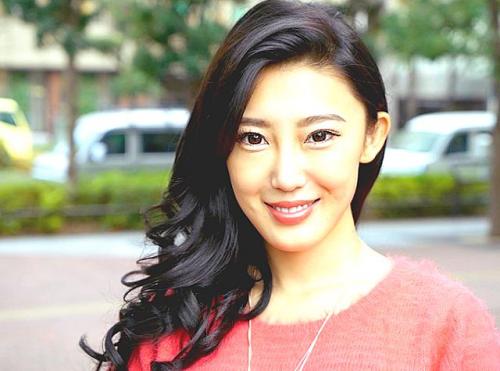 ＝素人ナンパ＝セレブな人妻にファッションインタビューを実施。超美形、超巨乳、超美魔女のセレブ妻たちをなし崩し的に脱がせていきます。