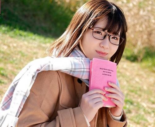 ＝ぽっちゃり美少女＝おっぱいはぜったいに隠したい女の子。Aカップ微乳下半身はムチムチ豊満美少女AVデビュー
