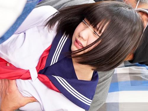 ＝痴漢＝怯える少女のブラジャーを没収すると制服の中に手を突っ込み乳首をこねくり回す！