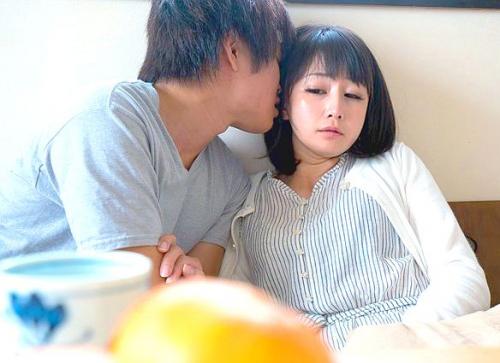 ＝年の近い義母＝コタツの中でオヤジの再婚相手に内緒でオマ◯コいじり！相手も気持ちは同じでこっそりコタツの中でいちゃいちゃする二人。やがて本気で中出しセックスに！