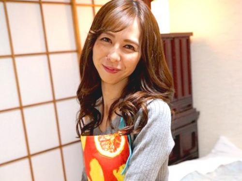 「闇の中静かに犯され中出しされた無防備敏感熟女！」寝床で襲われ状況を理解し少しの抵抗を見せた後、自らち○ぽにむしゃぶりつき腰を振る淫乱メスへと覚醒！