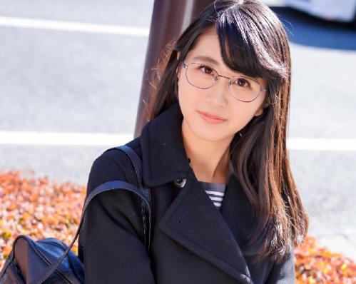 ＝MM号＝「…浮気してごめんなさい…」彼氏に悪いと言いつつも…パンツが染みてきた所でチ○ポを出すと股がってイキまくる元野球部女子マネの淫乱めがねJK