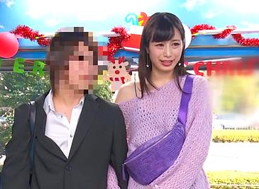 ＝MM号＝「…本当に彼からは見えない？」イキ潮大放出！腰を振っておねだりするのでスレンダーボディにデカチンぶっ込み！