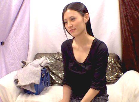 ＝素人ナンパ＝「あっ！中に出しちゃった！」人妻さんが童貞筆下しナンパ！素股でヌルっと生挿入！