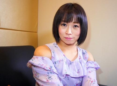 熟女ナンパ「綺麗に歳を重ねた女性にインタビューしてます」と建前ナンパ。気分良くさせといてホテルで中出し専用パイパンマ◯コを激しく犯す！！