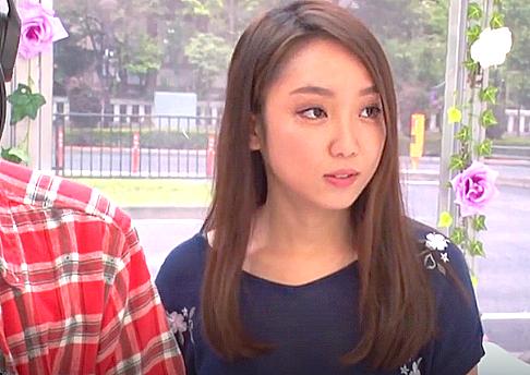 ＝素人＝興奮間違いなし！VRに夢中で周りが見えない旦那のすぐ横で中出しセックスｗｗ！？気づいてないのは旦那さんだけｗｗ！
