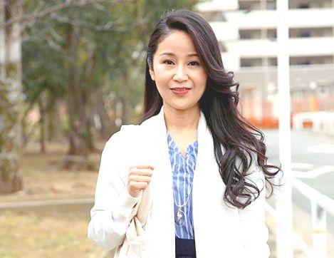 ＝素人ナンパ＝「…こんな格好でイカされるなんて…裸より恥ずかしい…。」自宅でスク水に着替えさせられて中出し！夫の居ぬ間に自宅寝室で不倫性交
