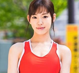 赤のユニフォームがお似合い白肌長身美女！デカチンを一生懸命舐めて汗だくになりながら、溜めこんだ性欲も解消しちゃました！