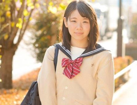 ＝MM号＝清純そうな見た目からは想像もつかない超ドえろ発言連発！敏感な美乳をもみほぐされて感度抜群JK