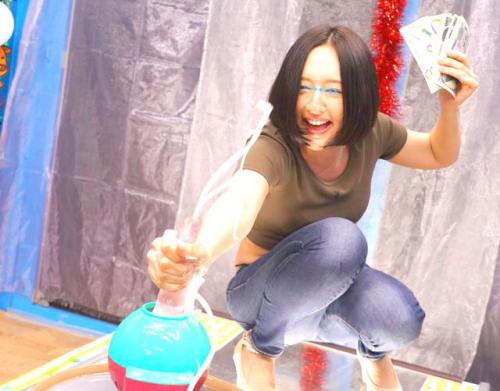 ＝MM号＝「…彼からは見えないですよね？」絡みつくパイパンマ◯コが名器のためガマン出来ずに30秒で中出し！腰をガクガクふって潮！潮！ビッシャアァア！アクメ！