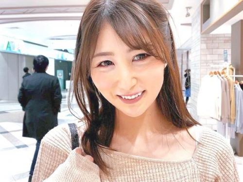 ＝素人ナンパ＝デカチン見せつけ、パンツ越しに擦らせてとお願い。更にそのパンツも脱いでとお願いすると女の子は濡れ濡れ。ヌルヌルと擦るうちに事故的に挿入！