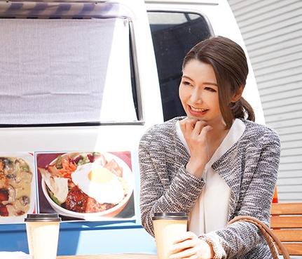 ＝熟女＝「今夜、僕は童貞を捨てられるかもしれない」ある日、元気の無い僕を見かねた歩美さんから遊びの誘いがあって…。