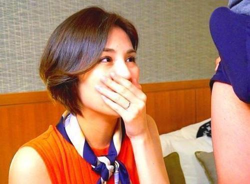 ＝人妻ナンパ＝「え！？…すごい…夫より大きい…♡」久しぶりのたくましい肉棒を見つめる破壊力抜群の瞳！ご無沙汰セレブ妻に中出し！