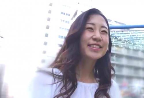 ＝人妻ナンパ＝熟女に対し上手く気持ちを乗せて下着を拝見！そして動揺している熟女をねぎらうどころか容赦なく犯す！