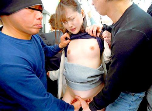 痴漢レイプ「…悔し涙を流しながら屈辱のアクメ堕ち！ 」痴漢を邪魔する正義感OLに泣いてもやめない追い打ちイカセ