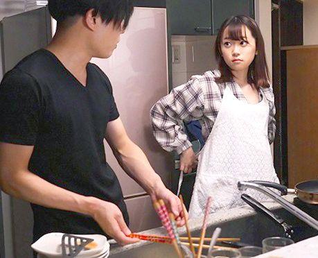 ＝彼女NTR＝「あぁ…きっと親友がSEXしているんだ…。」川の字で寝ていた彼女が真横で親友にNTRされているのに寝たふりをする僕。
