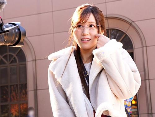 ＝素人＝オタク系巨乳美少女！秋葉原の家電量販店勤務。休日はゲーム三昧オタク女子。