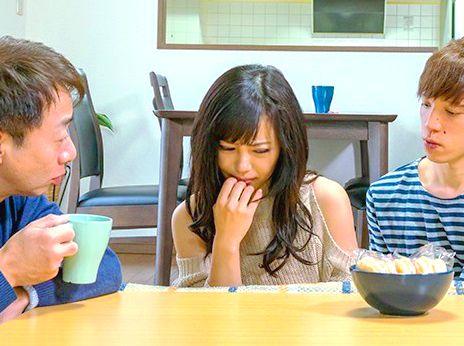 ＝年の近い義母＝「…ﾀﾞﾒ…声が出ちゃう…。」父親にバレないように新しい義母のオマンコいじり＆中出しセックス！