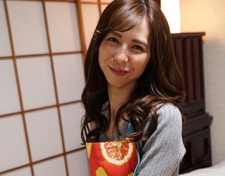 ＝素人熟女＝自らち○ぽにむしゃぶりつき腰を振る淫乱メスへと覚醒！闇の中静かに犯され中出しされた無防備敏感熟女