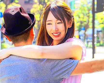 ＝素人ナンパ＝「世界平和のためのフリーハグやってまーす！」カラダが密着すれば警戒心も解ける！？モデル体型ショップ店員さんとホテルで中出しSEX!