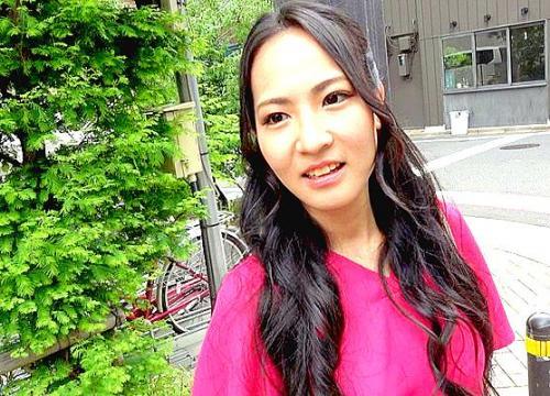 ＝人妻ナンパ＝「…あなたごめんなさい…自宅でイッちゃうぅぅ！！」裸エプロンにさせられて自宅で背徳NTRセックスに大興奮する人妻！