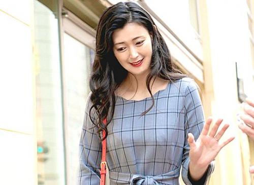 ＝素人ナンパ＝セレブ妻たちをなし崩し的に脱がせていき、イキまくりな奥様たちは本気でSEXしてしまい最後は中出し